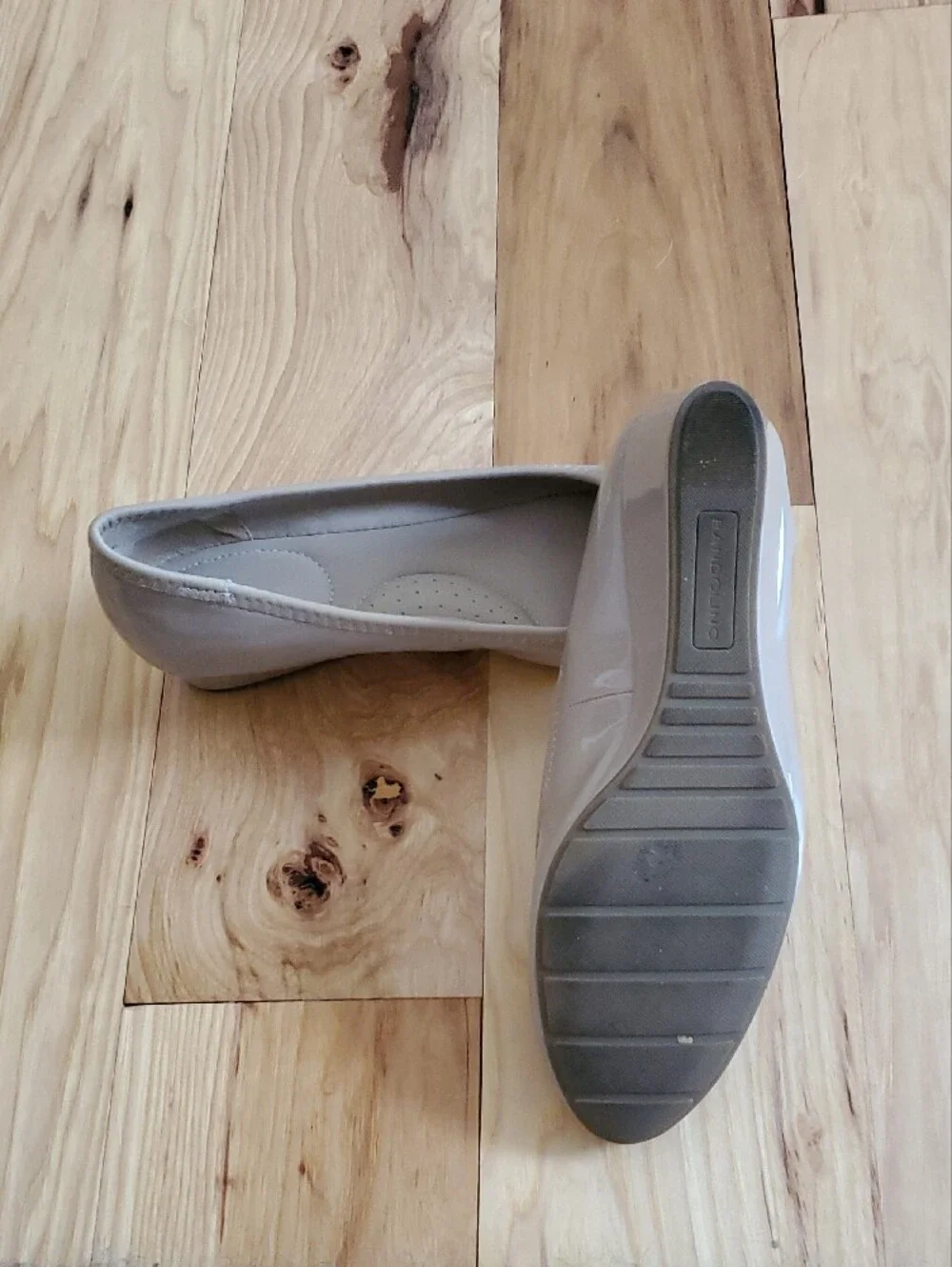 Bandolino Women's Light Gray Patent Ballet Flats with Gold Buckle 7M. BEIGE.